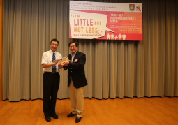 Professor Danny Chan (Left), Assistant Dean of Li Ka Shing Faculty of Medicine, HKU presents souvenir to Dr York Chow (Right), Chairman of Equal Opportunities Commission.
